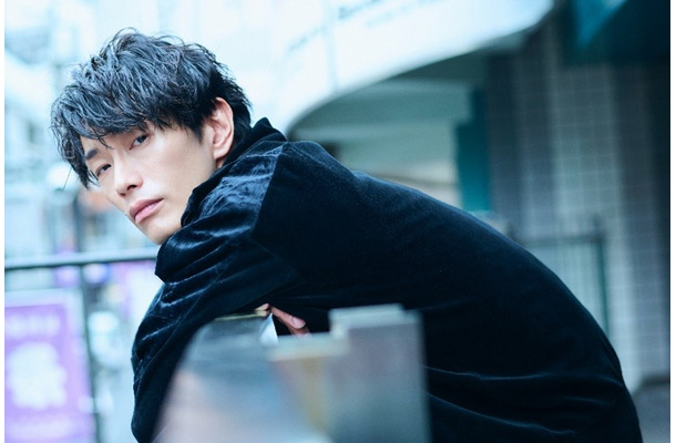 俳優・玉置玲央による初フォトエッセイ『では、後ほど』　(C)KADOKAWA／写真：市川秀明