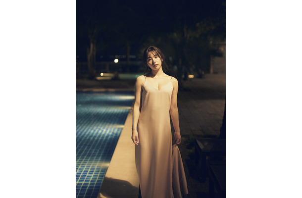 「桜井日奈子10周年記念写真集 鴇色」（東京ニュース通信社刊）