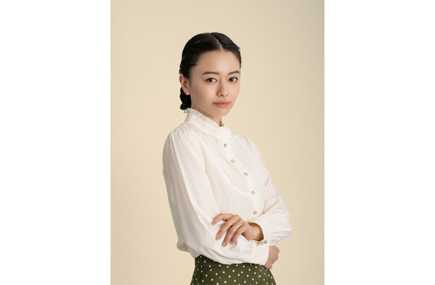 芳森芙美子役の山本舞香　(C)フジテレビ