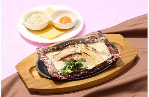 春野菜と燻製ベーコンの包み焼きハンバーグ～マスタードクリームソース～1,180円(税込1,298円)