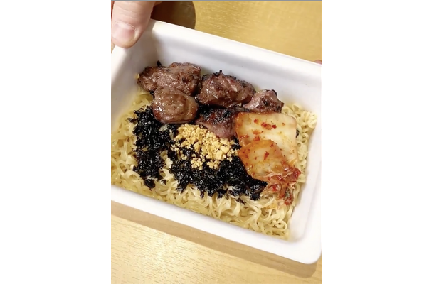 ペヤング 焼肉専用バウンドやきそば～ガリバタ醤油味～