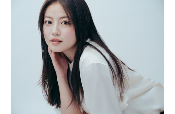 今田美桜（ヘアメイク／渡嘉敷愛子　スタイリング／小蔵昌子）