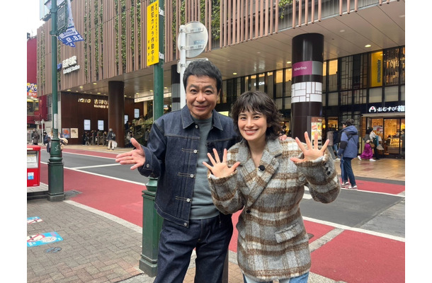 左から中山秀征、ホラン千秋（C）フジテレビ