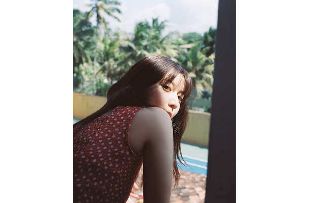 上白石萌歌による写真集『charm charm』　（C）松岡一哲／講談社