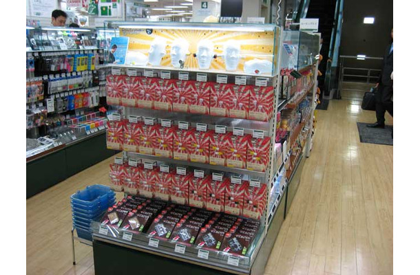 キャラクターの「サトシ（聡）」の顔面ディスプレイ（東急ハンズ池袋店にて）