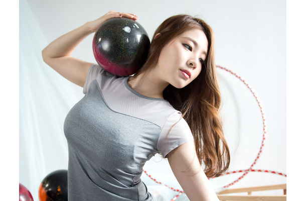 韓国の元新体操選手、“ボリューム強調”の大胆私服にファン釘付け！「絶頂の美貌」「綺麗すぎ」と反響【PHOTO】
