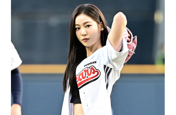 『イカゲーム2』女優、韓国プロ野球始球式でノーバン投球！美貌チラ見せの豪快ピッチング激写【PHOTO】
