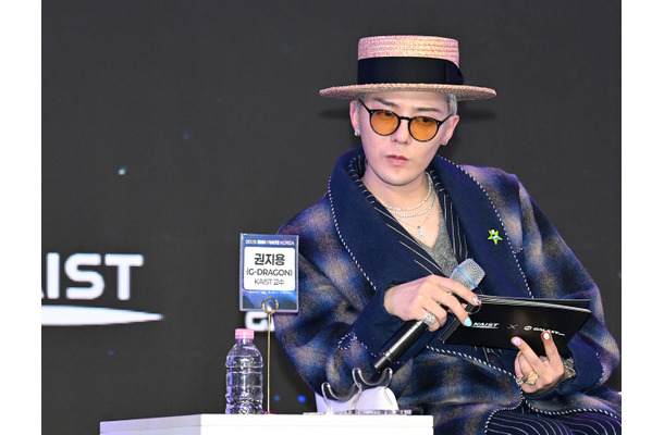 “教授G-DRAGON”が漂わせる知性と色気――らしさ貫く遊び心満点スタイルに反響