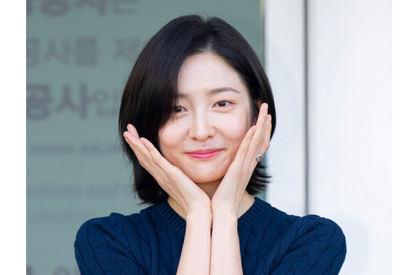 映画での“強烈ベッドシーン”とのギャップがすごい…韓国女優、朝の出国でも爽やかな笑顔で登場【独自写真】