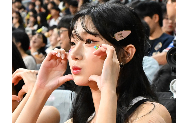 “絶対領域”もチラッ…韓国20歳チアのイ・ジュウン、体操着コーデの体育座りにファンもメロメロ【PHOTO】