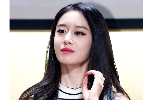 離婚から5カ月…T-ARA・ジヨン、ヒョミンの結婚式で過去の“片思い相手”と再会！笑顔で祝福【PHOTO】