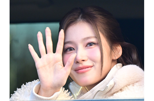 シースルーから溢れ出る色気…TWICE・サナ、“攻め衣装”で見せた大人の余裕【PHOTO】
