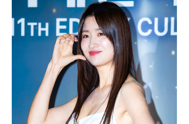 韓国時代劇出演の37歳女優、開放的なスイムウェア姿で視線釘付け…しなやか美スタイルに「魅力的」の声【PHOTO】