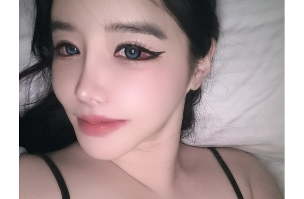 ドレスが“ずり落ちそう”なほどに…衝撃メイクで話題のレジェンドアイドル、驚きの肉体変化