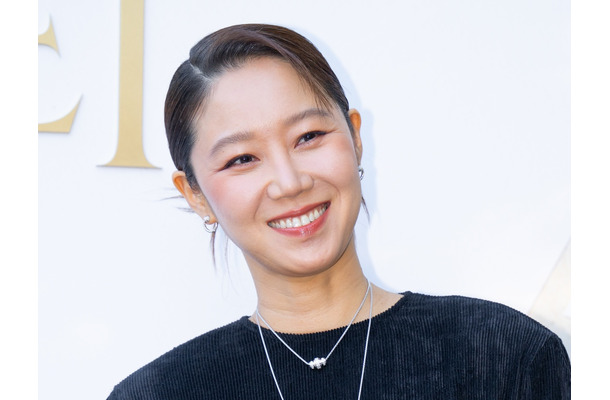 二の腕には大きなタトゥー！“10歳下”夫の除隊を待つ女優コン・ヒョジン、一段と輝きを増した美貌【PHOTO】