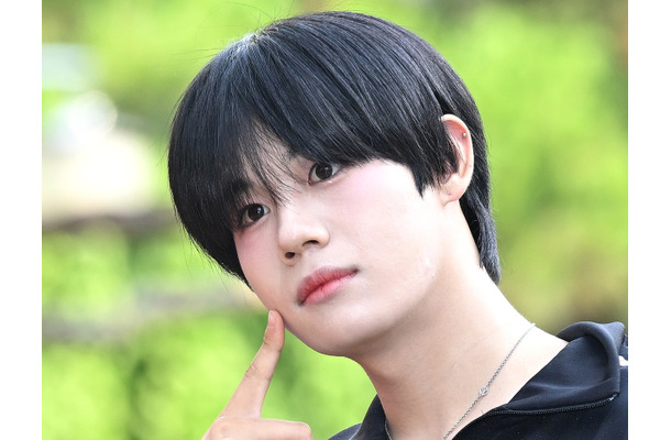 “Jリーグのエムバペ”と紹介された日本人K-POPアイドル、安貞桓らの前でクロスバー当てにチャレンジ…その結果は？