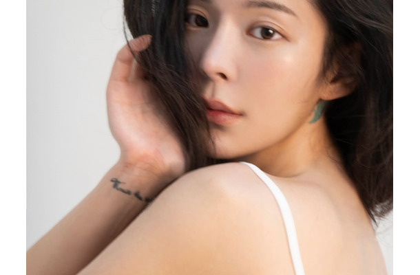 “ブラレス・素肌コート”で話題の韓国女性歌手、7kg減でアップデート！「注意報発令」の声も