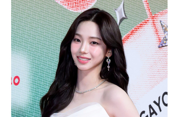 aespa・カリナ、ロングヘアで再降臨！“胸元あらわ”なシルクドレス姿にファン悶絶「破壊力が…」【PHOTO】