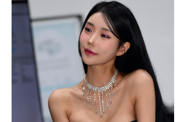 韓国の美しすぎる“ロードガール”が妖艶なキャットウーマンに変身!? モビリティショーで見せた美貌に釘付け【PHOTO】