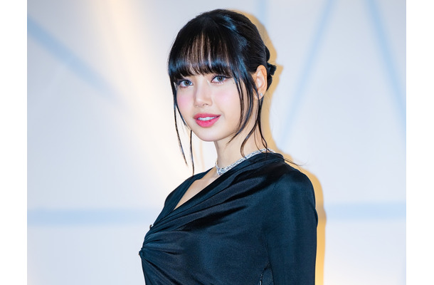 “大胆衣装”と圧巻パフォーマンスで話題！BLACKPINK・リサ、「コーチェラ」オフSHOT公開【PHOTO】