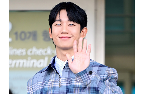 「本物の花はどっち!?」 俳優チョン・ヘイン、桜より眩しい“爽やかスマイル”にファン悶絶【PHOTO】