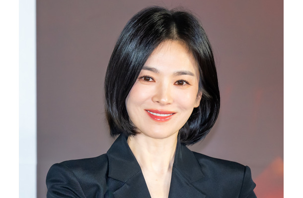 肩出し大胆ドレスを公開の女優ソン・ヘギョ、際立つ圧巻美貌にウットリ【PHOTO】