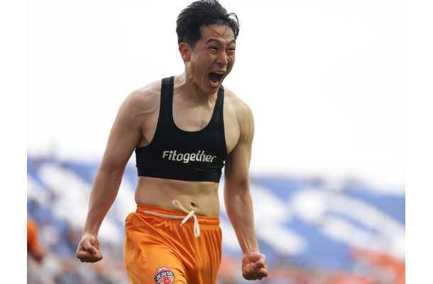 ユニホーム脱いで感情爆発！元横浜FMナム・テヒ、華麗な右足ボレーで記念すべき韓国Kリーグ初ゴール