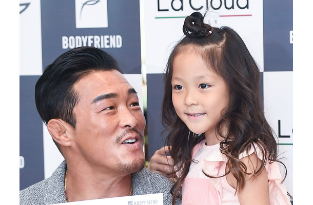 秋山成勲の娘チュ・サラン（13）、雑誌撮影中に号泣…父も目を潤ませたその理由とは？