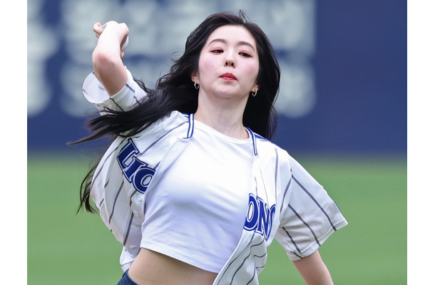 選手が思わず“指ハート”する美貌！韓国人気アイドル「Red Velvet」アイリーンの始球式に野球ファン熱狂