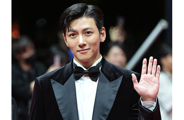 「おおきに」と挨拶も！俳優チ・チャンウク、大阪でとろける笑顔を披露しファン魅了「幸せ」【PHOTO】