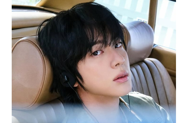 BTS・JINが“フロントマン”に　ポテンシャル引き出す90年代“爽やかグランジ”スタイルに注目