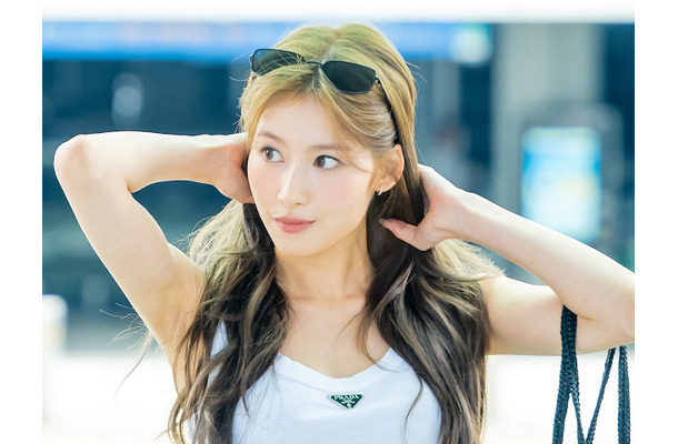 TWICEサナ、タイトなヒョウ柄ミニスカ衣装で大興奮！ライブ参戦SHOTに「ノリノリなの可愛すぎ！」の声【PHOTO】