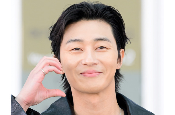 革ジャン姿で視線ロック！パク・ソジュン、“眠らない街”を舞台に圧倒的存在感【PHOTO】