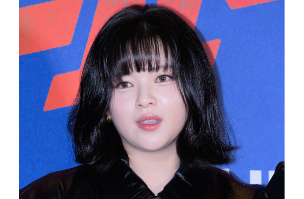 “火照った顔”で舌ペロも…TWICEジョンヨンがどアップ自撮り大放出、二度見必至のビジュアルに反響【PHOTO】