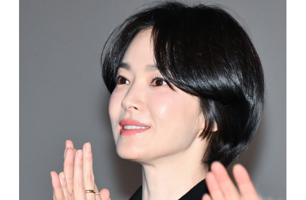 これぞ美の頂点…ソン・ヘギョ、純白ドレス姿に「色気がすんごい」と絶賛の声【PHOTO】