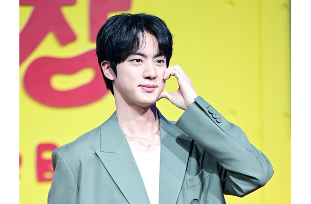 BTS・JIN、甘いマスクに派手なフェザーコート！色気漂う新ALコンセプト写真公開