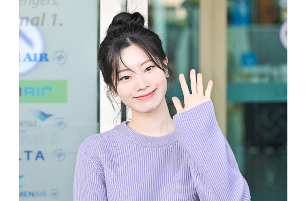 TWICE・ダヒョン、春色ピンクコーデが似合いすぎ！爽やか笑顔に胸キュン【PHOTO】