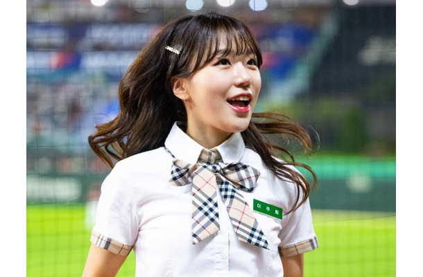 ”穴あき衣装”で愛らしい魅力発散！韓国と台湾を股に掛ける人気チアガール イ・ジュヒさん31歳