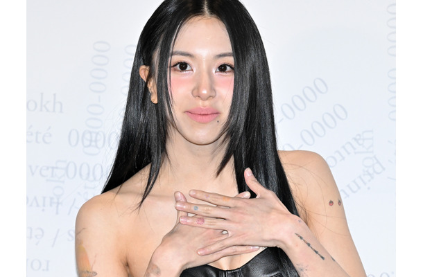 腕のタトゥーもチラ見せ…26歳になったTWICEチェヨン、誕生日ケーキを前に満面の“舌ペロ笑顔”！【PHOTO】