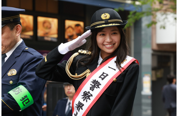大原優乃、ピコ太郎、錦笑亭満堂が三田警察署一日署長に就任！特殊詐欺被害撲滅訴える