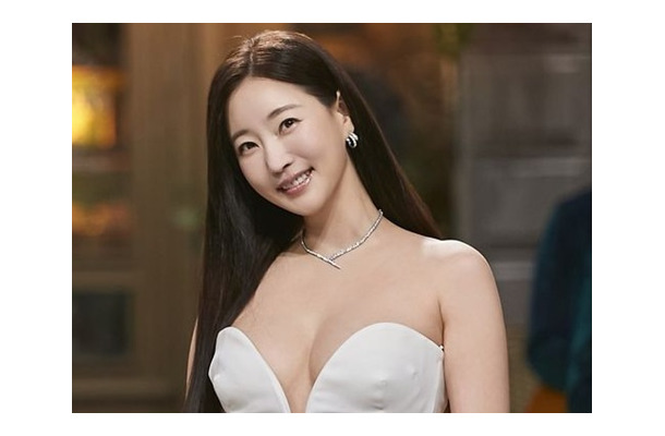 胸元が大胆ドレスで久々に姿を見せたミス・コリア出身女優に絶賛の声「47歳とは思えない!!」