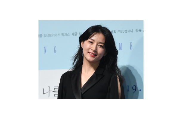 「キスは毎日。昨日もした」女優イ・ヨンエ、20歳年上の夫と今もラブラブであると明かし話題
