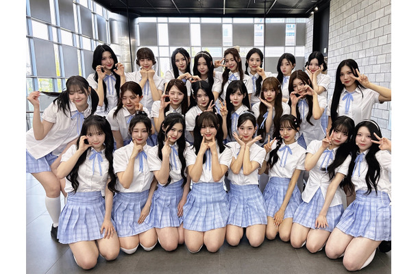 多すぎる…K-POPガールズグループ最多「24人組」のtripleS、完全体のコンセプトカットを公開