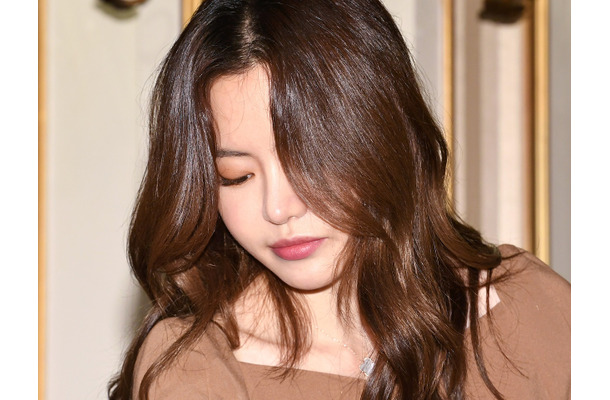 「示談金未受領」『ハガレン』韓国吹替務めた美女声優（40）、“ドロ沼”離婚後の経済的困難を告白