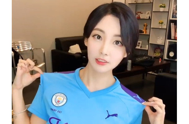 横浜FM対アル・ナスルの裏で…韓国女子アナ、ロナウドからサインもらってご満悦「ファンサがスイート！」【PHOTO】