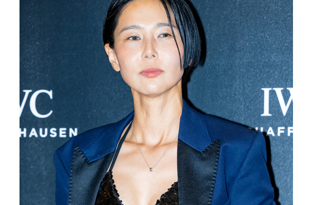 「ちゃんと拭きました」とネット民に反論も結局謝罪、公開恋愛中の韓国シンママタレント