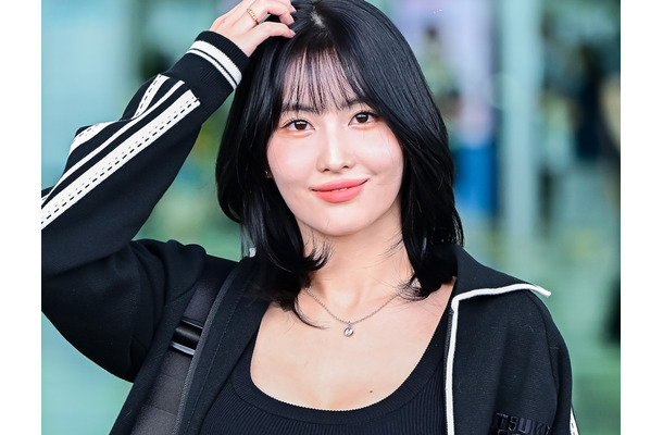 美ワキ＆美肩全開…TWICEモモ、悩殺確定“小悪魔ウィンク”にファン悶絶「大優勝ですね」【PHOTO】