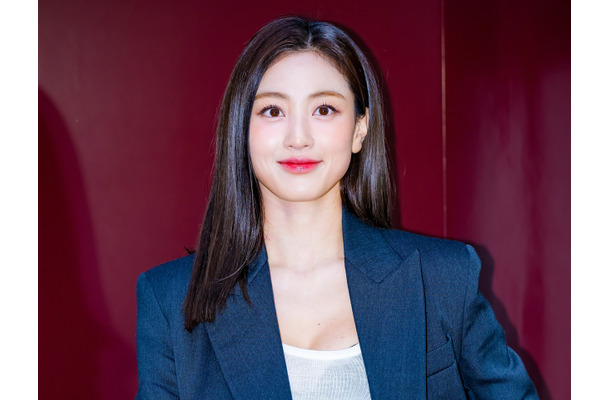 えっ、ジヒョが明治神宮前駅のホームに!? TWICEリーダーの“東京観光SHOT”に視線釘付け【PHOTO】