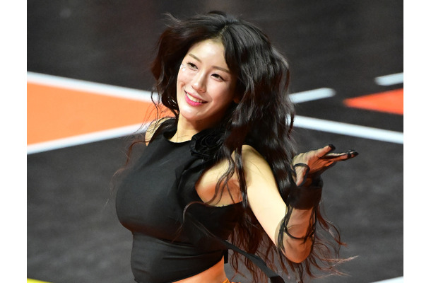 韓国プロ野球チア、スイムウェアからこぼれ落ちそうな“ハンパないボリューム”…圧巻美貌に驚きの声「アメイジング！」【PHOTO】