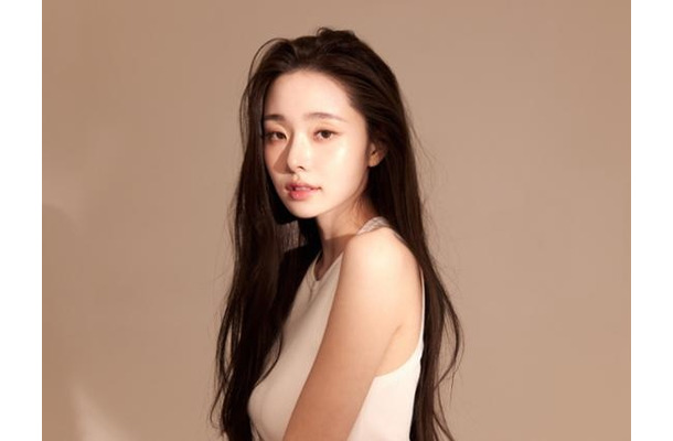 IVE・ウォニョンそっくり？“偽ブランド品”で炎上した韓国女性ユーチューバー、「プリンセス」のような姿に反響【PHOTO】